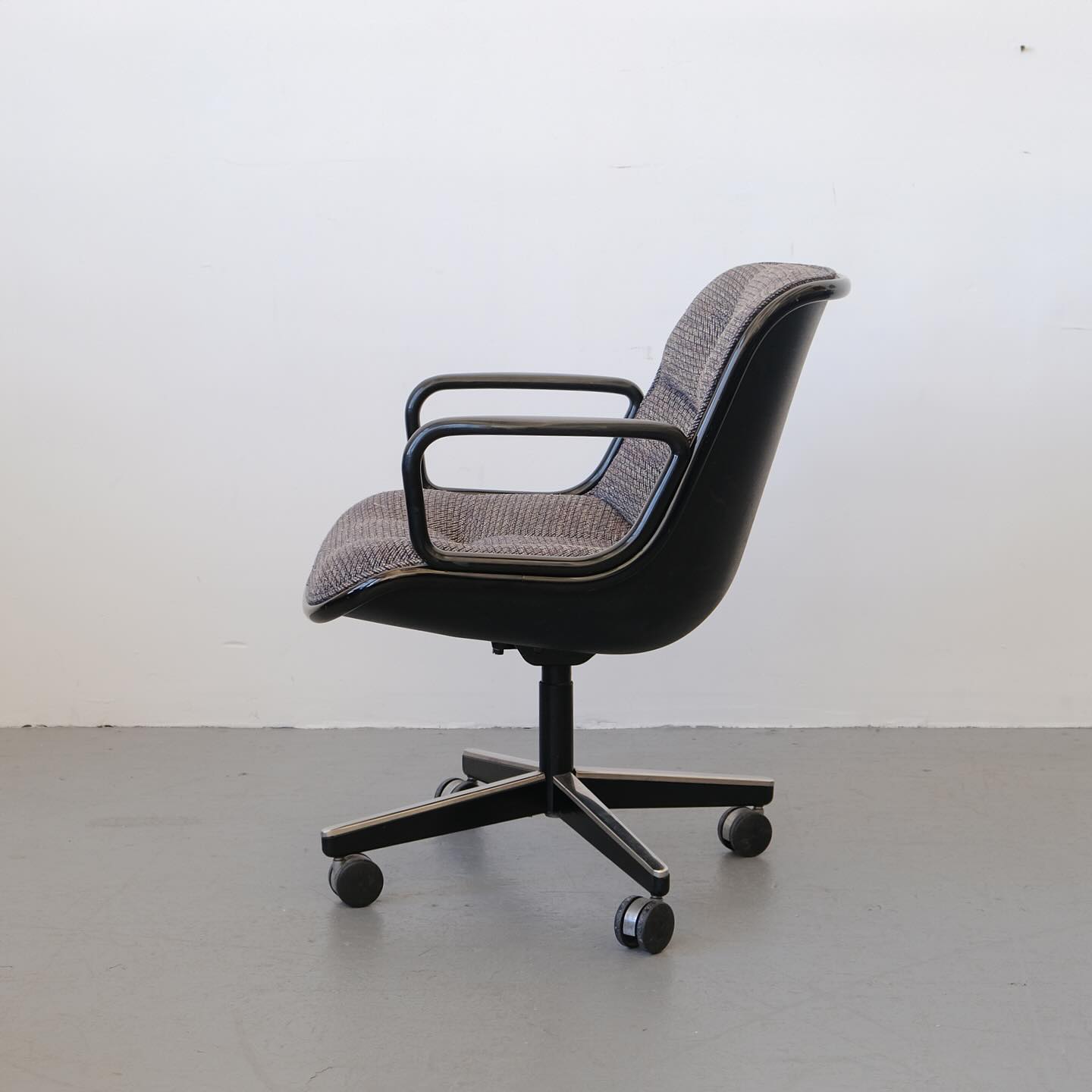 Vintage Original Knoll Pollock executive desk chair in gray fabric/black shell (4 available)