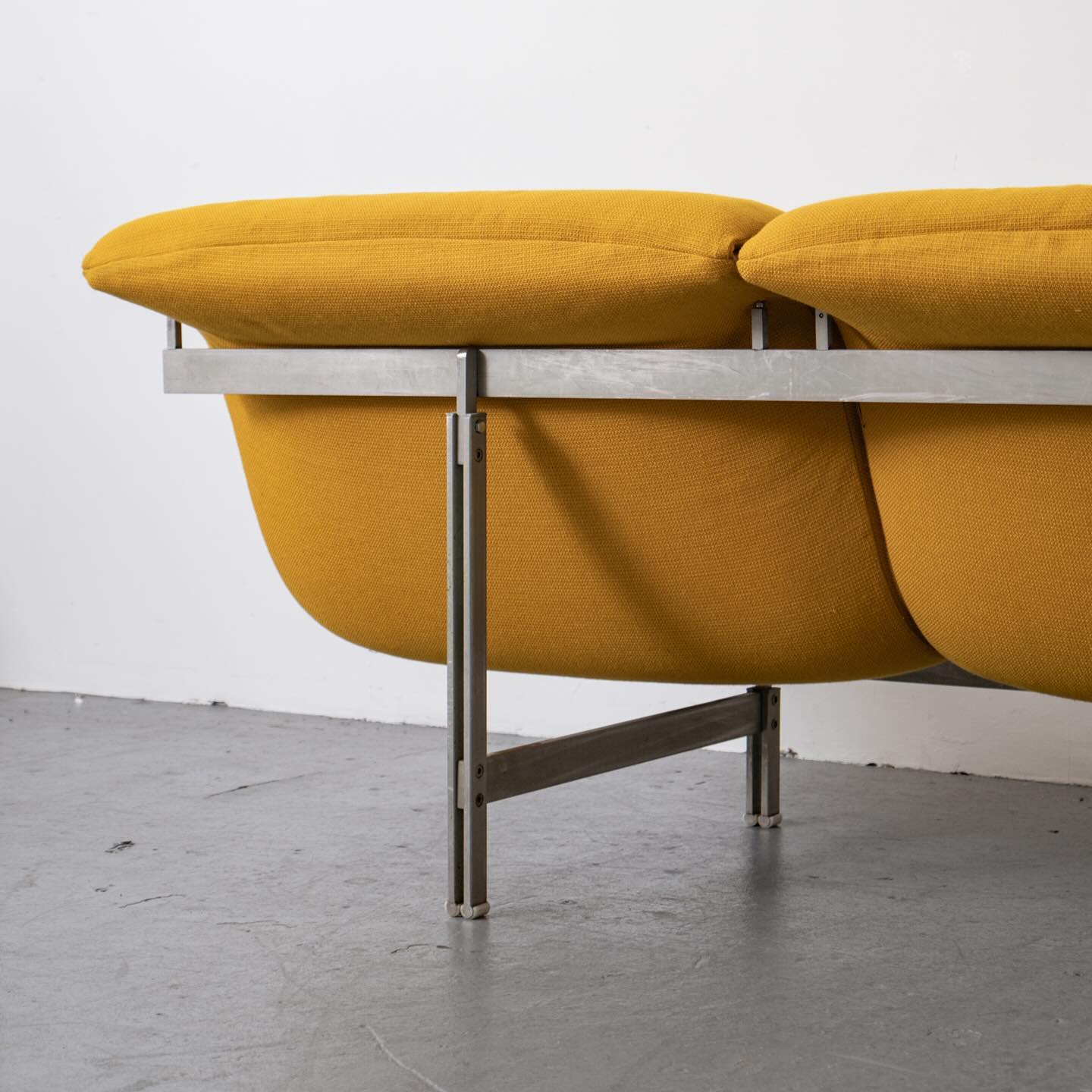 Wave sofa by Giovanni Offredi by Saporiti