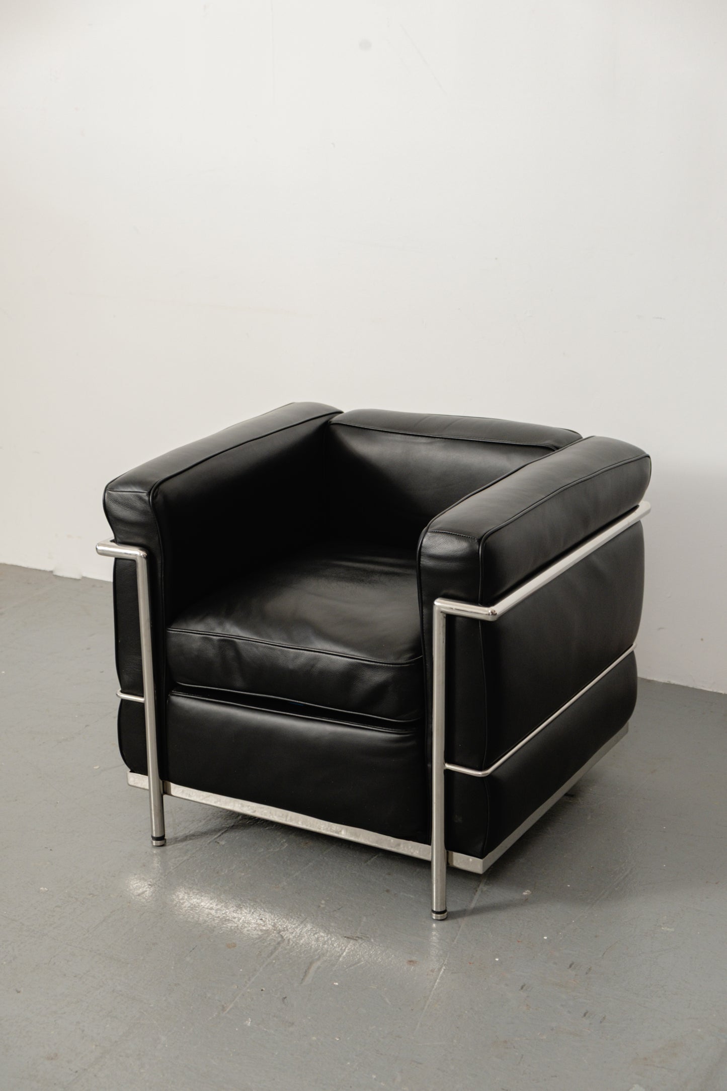 LC2 black leather + chrome (unmarked)