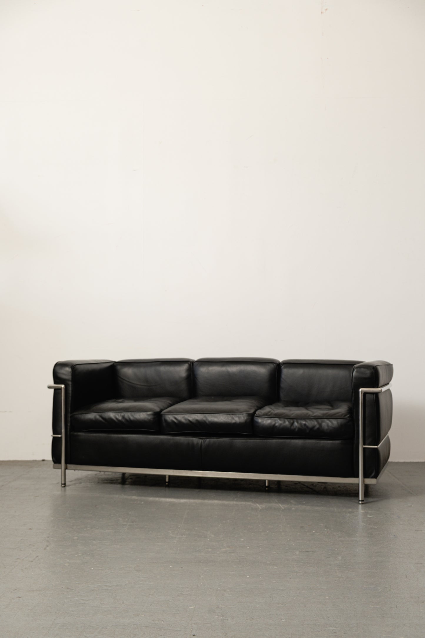 LC2 three seater sofa black leather + chrome