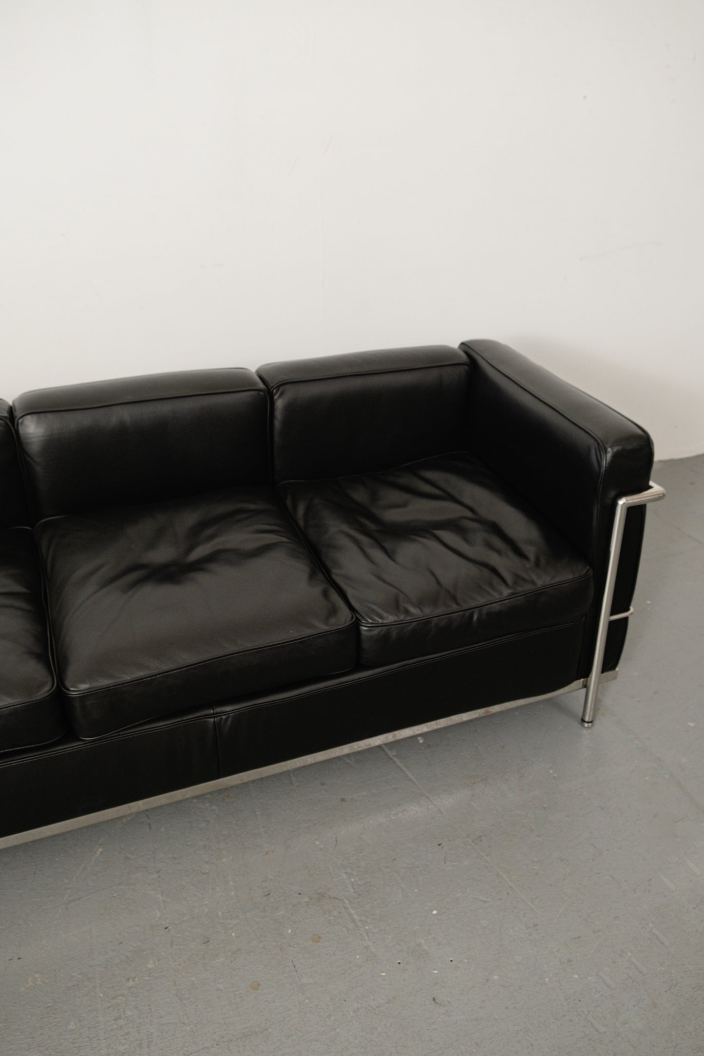LC2 three seater sofa black leather + chrome